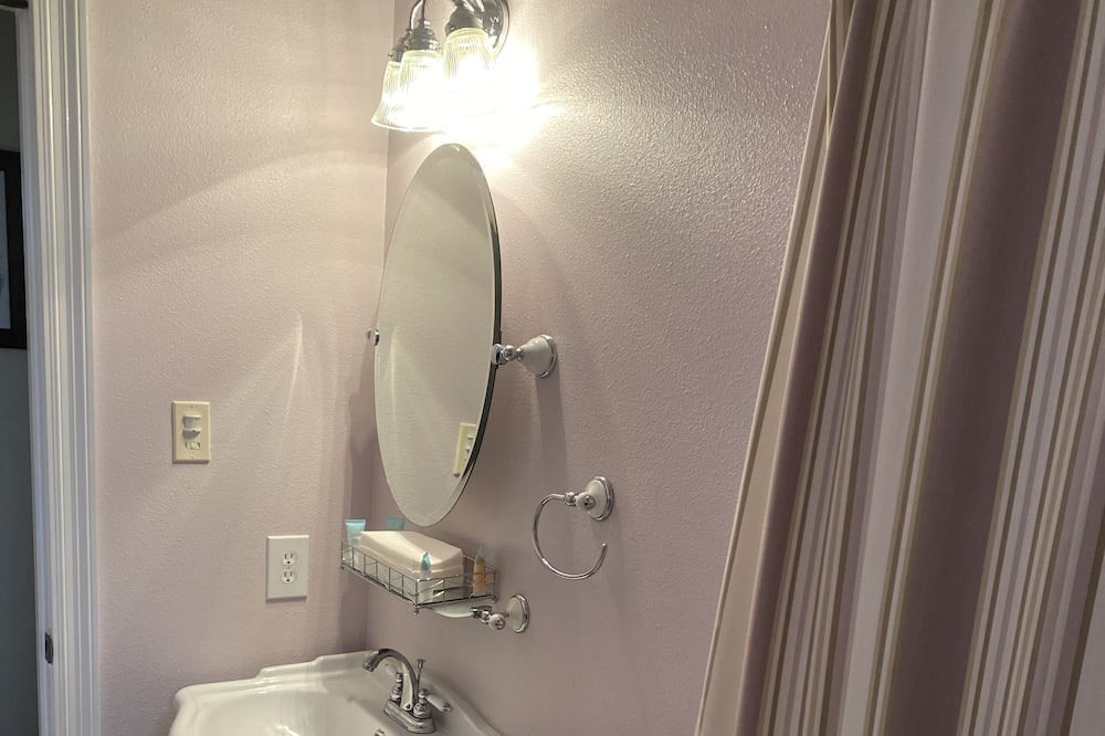 Photo of Bathroom in Read Boulevard East