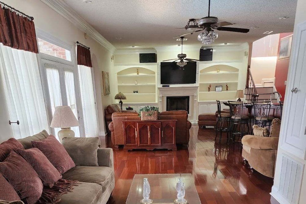 Photo of Livingroom in Read Boulevard East