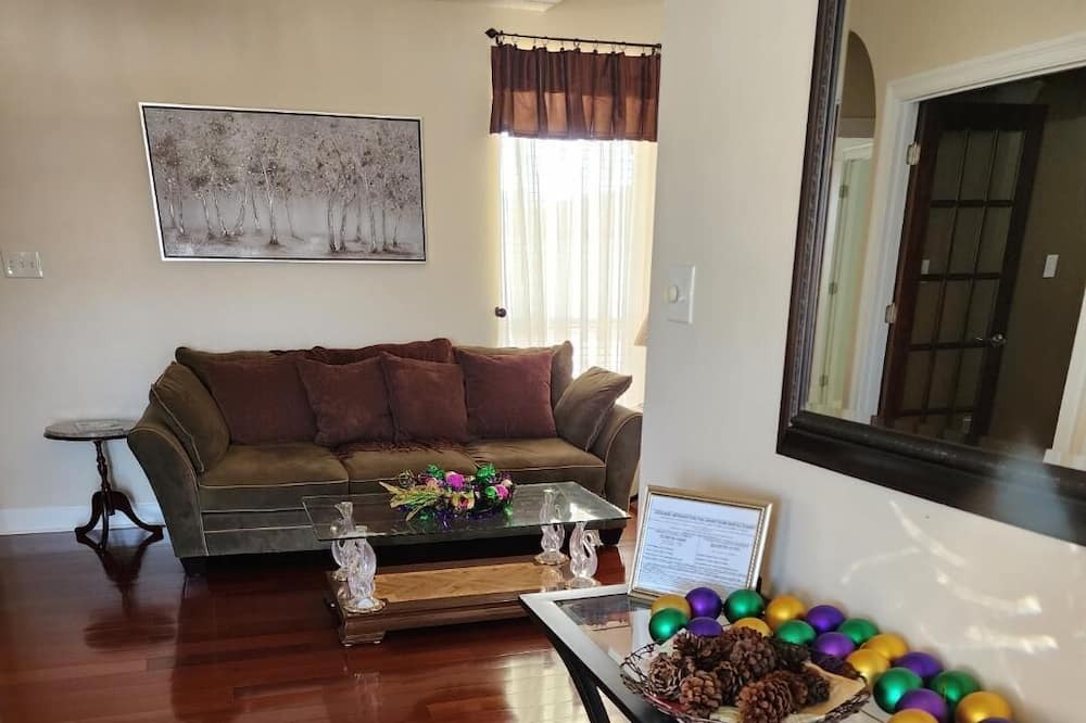 Photo of Livingroom in Read Boulevard East