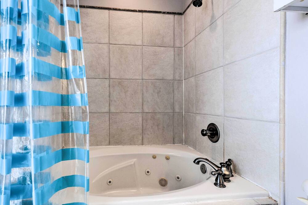 Photo of Bathroom in Henderson Point