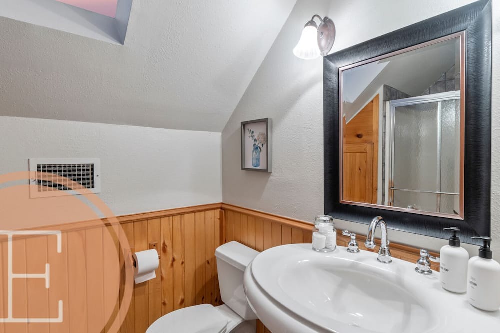 Photo of Bathroom in Streetman