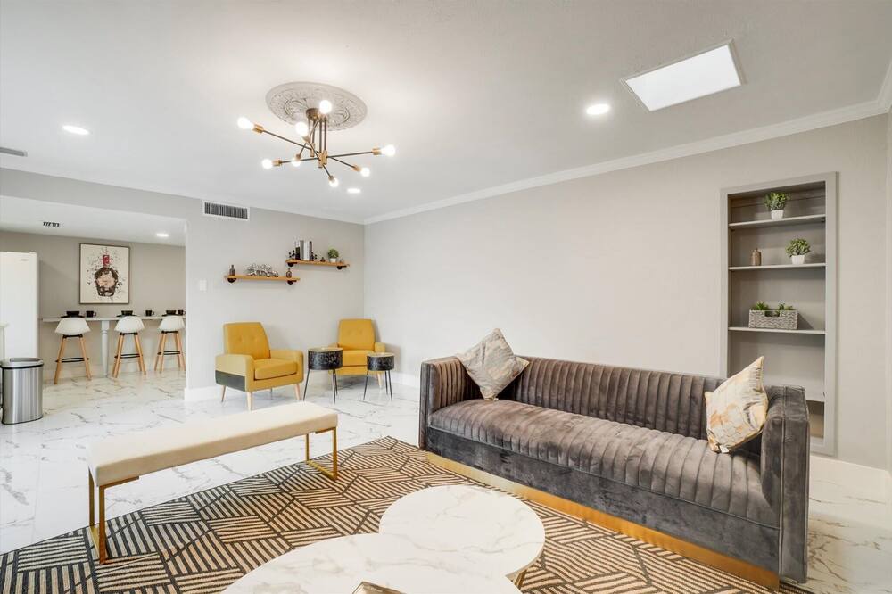Photo of Livingroom in Northeast Carrollton