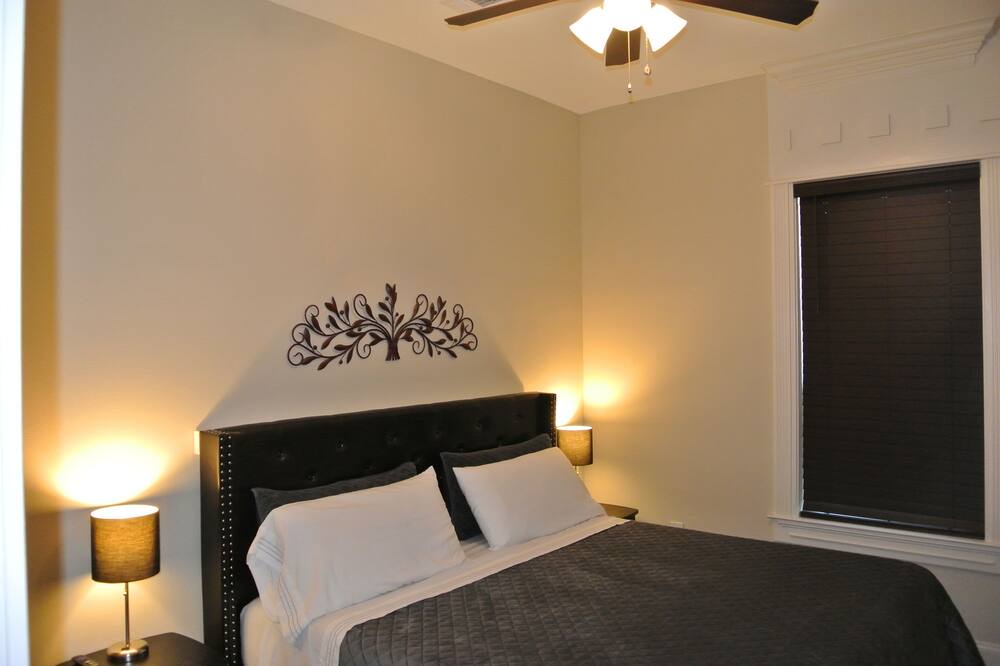 Photo of Bedroom in Little Woods