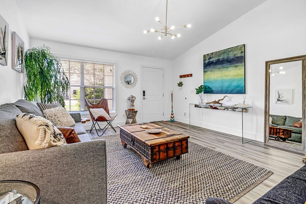 Photo of Livingroom in Willoughby Acres