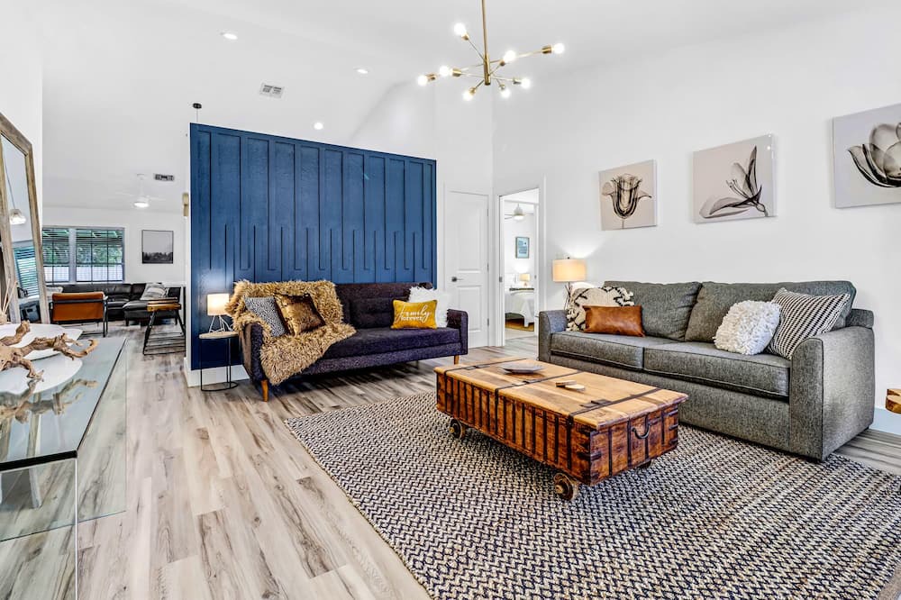 Photo of Livingroom in Willoughby Acres