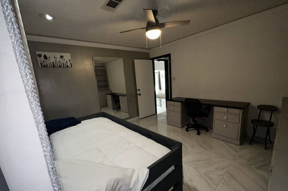 Photo of Bedroom in Lakeview  Jefferson County