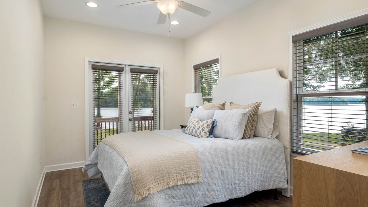 Photo of Others in Samantha