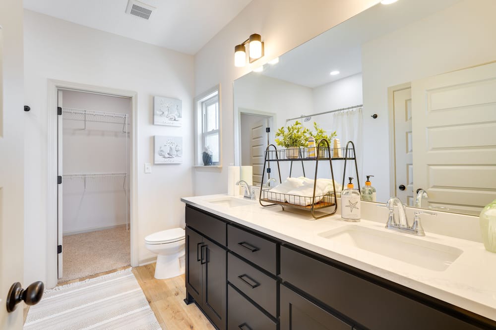 Photo of Bathroom in Cedar Grove