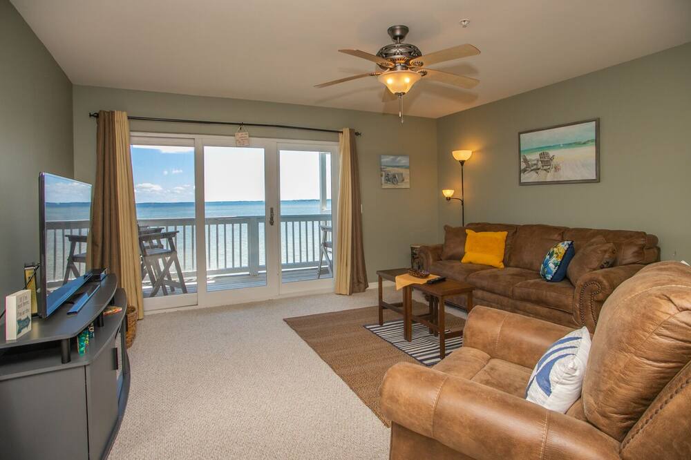 Photo of Livingroom in Innerarity Townhomes