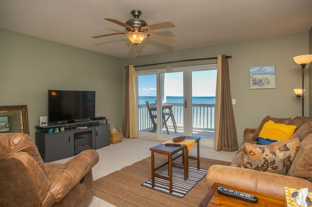 Photo of Livingroom in Innerarity Townhomes