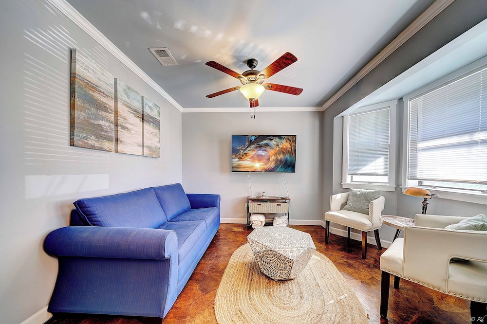 Photo of Livingroom in Thomas Drive