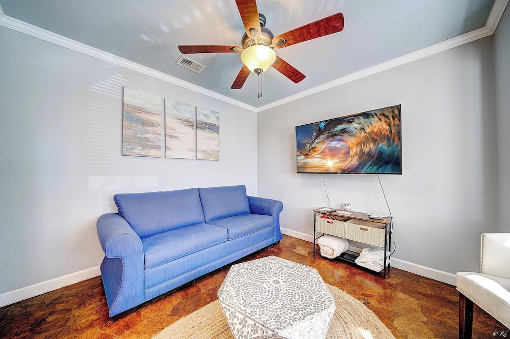 Photo of Livingroom in Thomas Drive