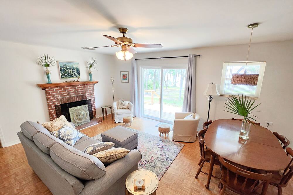 Photo of Livingroom in Eastpoint