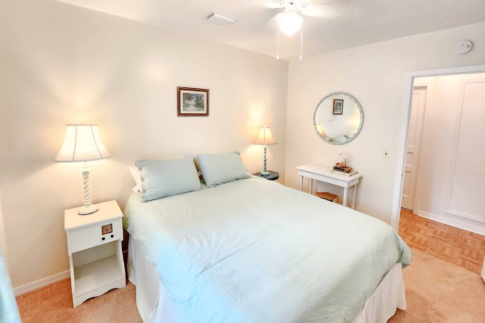Photo of Bedroom in Eastpoint