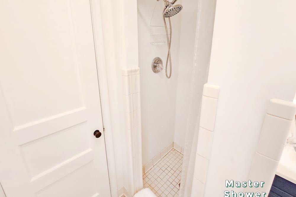 Photo of Bathroom in Eastpoint