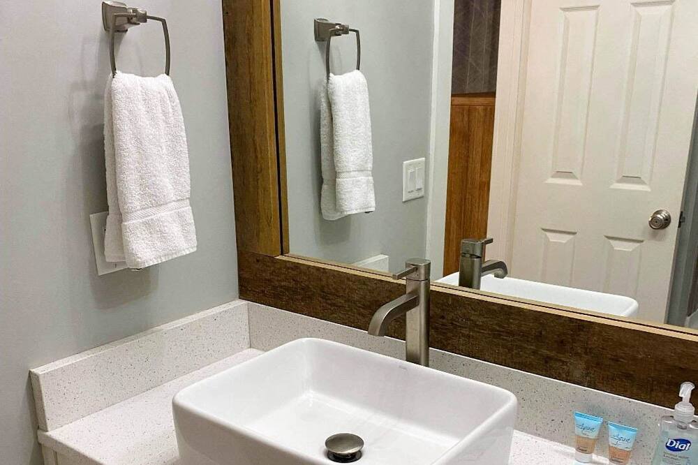 Photo of Bathroom in Summer Breeze