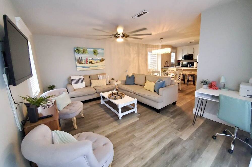 Photo of Livingroom in Summer Breeze