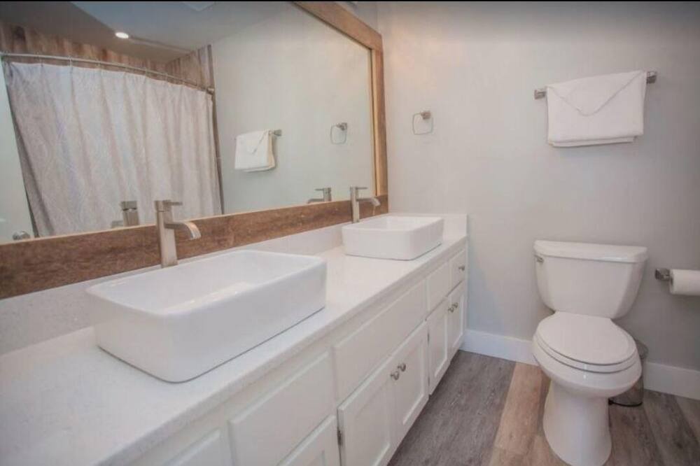 Photo of Bathroom in Summer Breeze