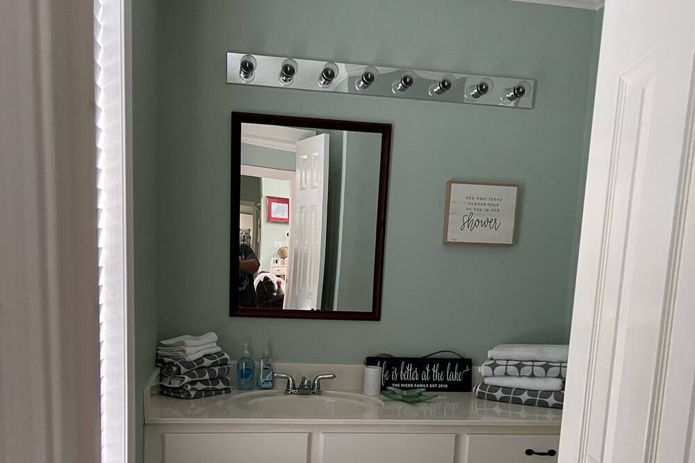 Photo of Bathroom in Sondheimer