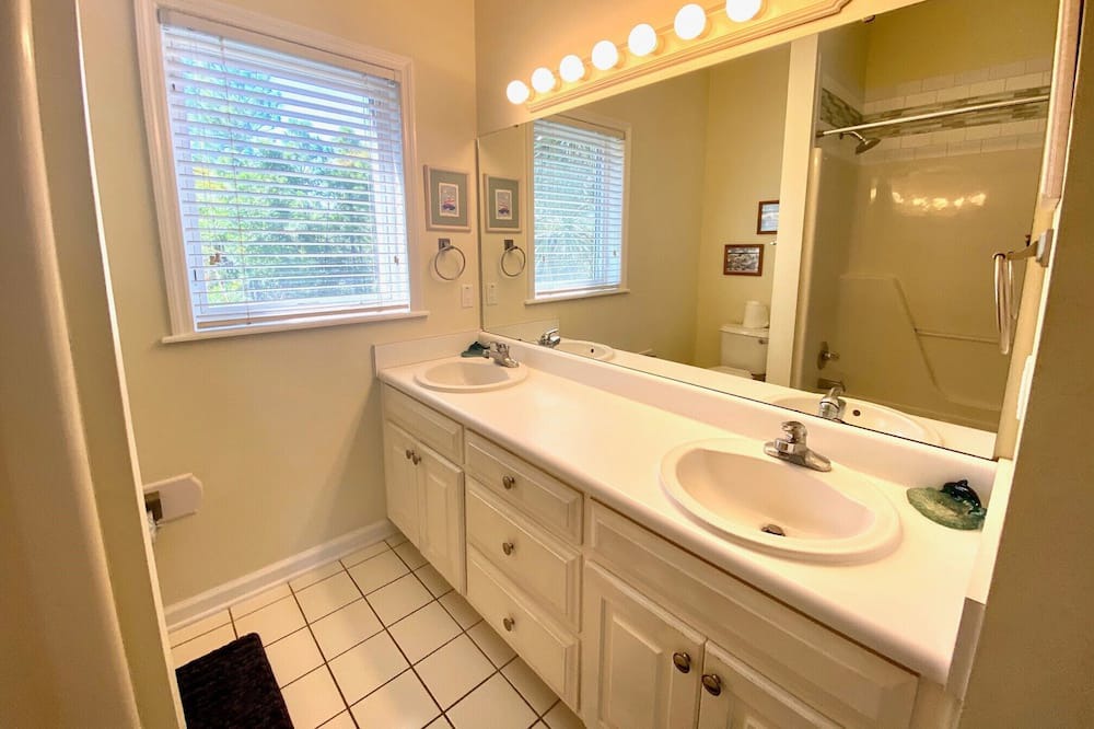 Photo of Bathroom in Treasure Beach Village