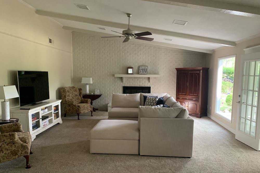 Photo of Livingroom in Holly Lake Ranch