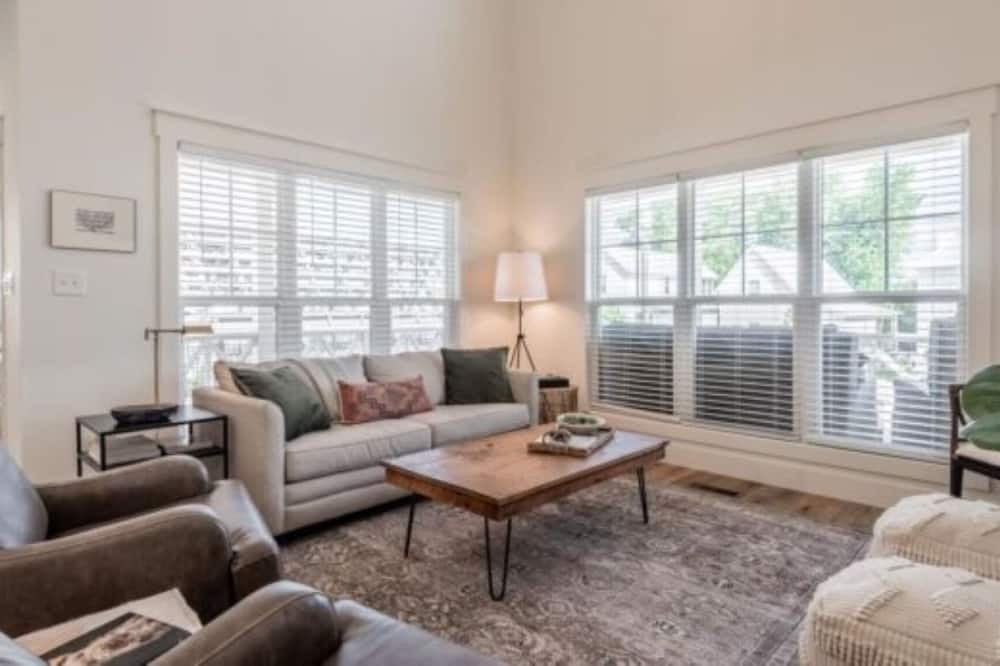 Photo of Livingroom in Guntersville