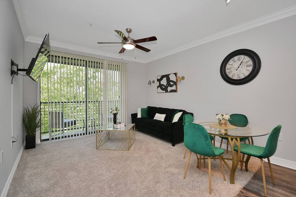 Photo of Livingroom in Braeswood Place