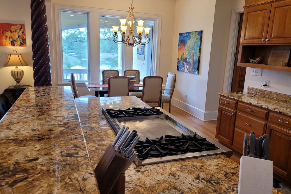 Photo of Kitchen in Gulf Park Estates