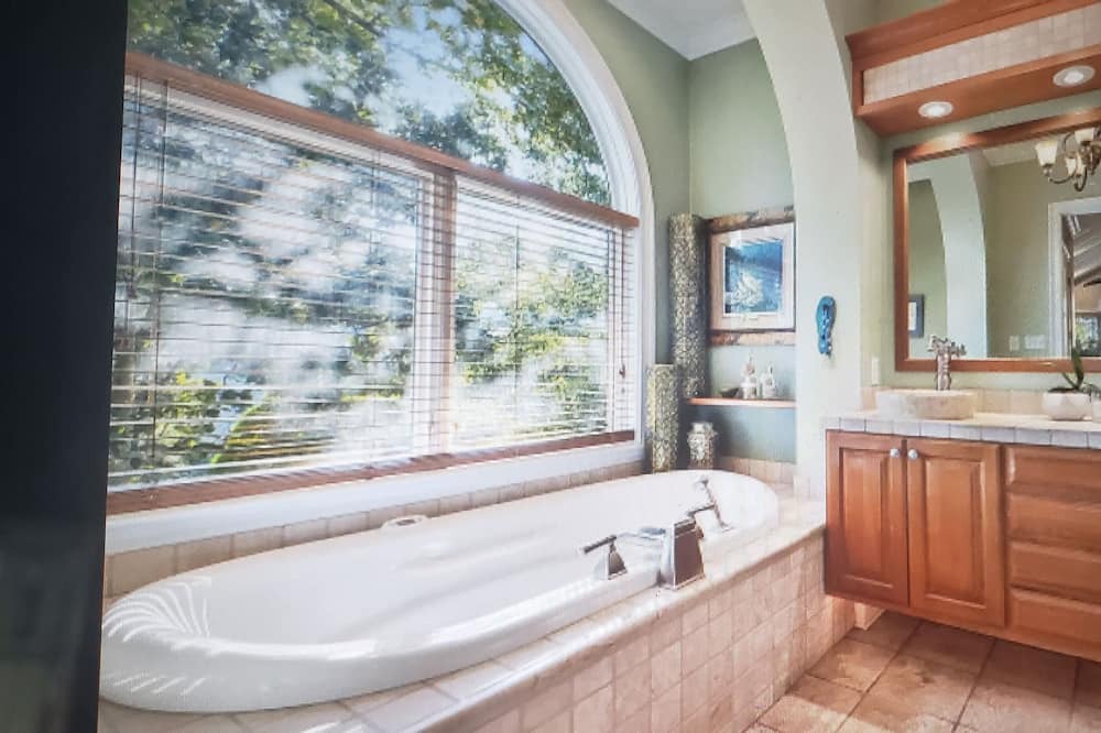 Photo of Bathroom in Gulf Park Estates