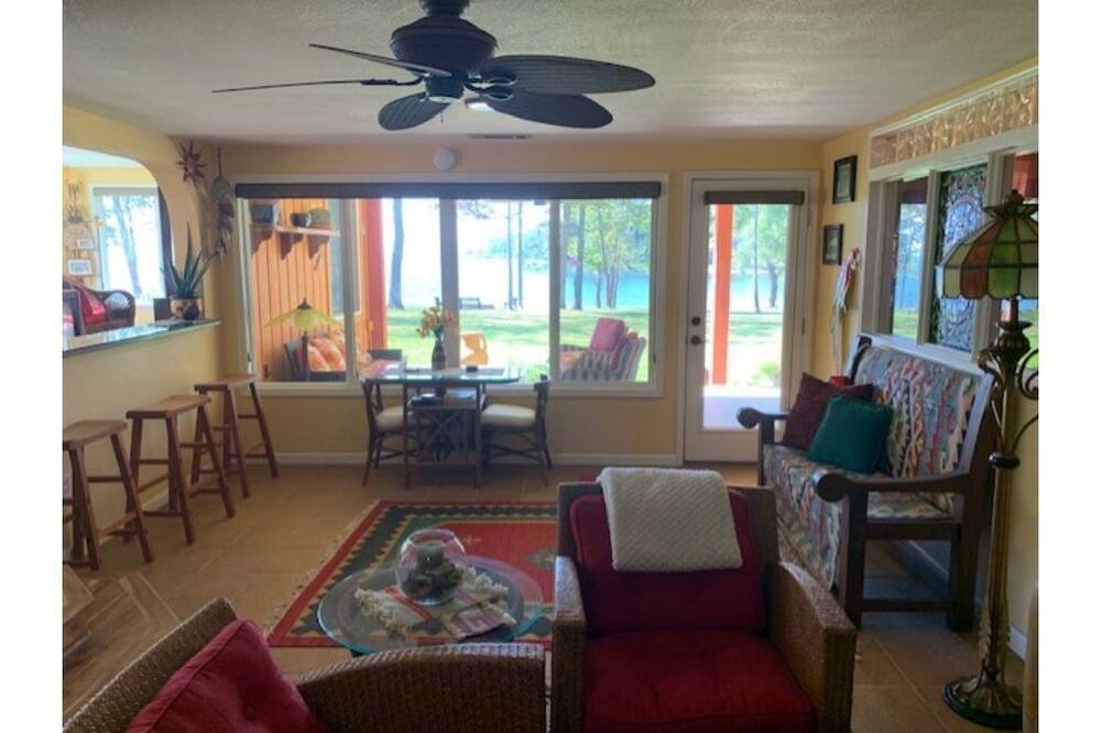 Photo of Livingroom in Broaddus