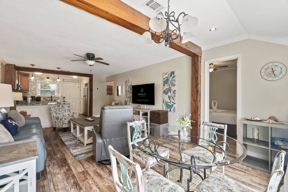 Photo of Livingroom in Silver Sands Beach