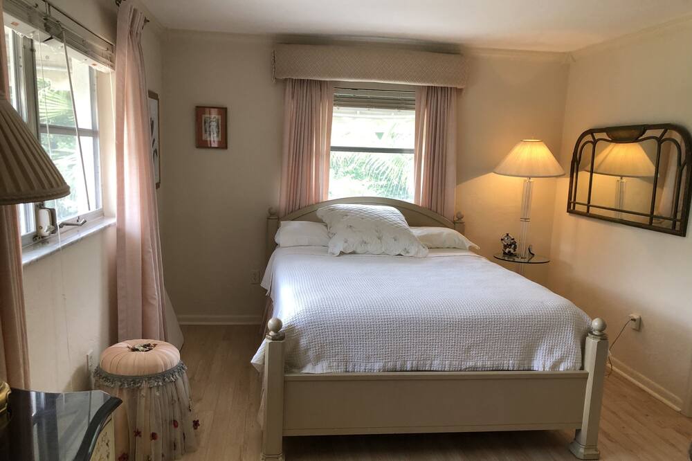Photo of Bedroom in Royal Harbor