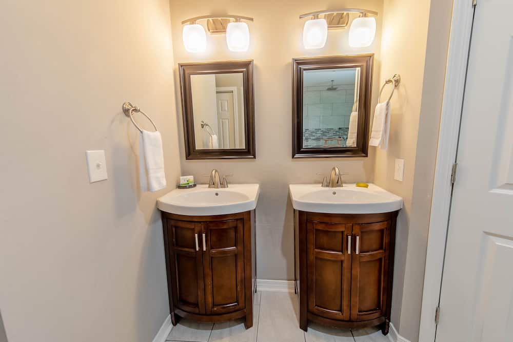 Photo of Bathroom in Gulfview Heights