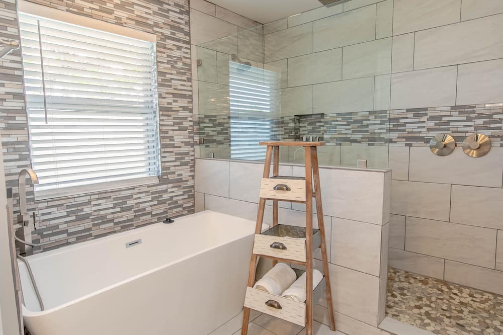 Photo of Bathroom in Gulfview Heights
