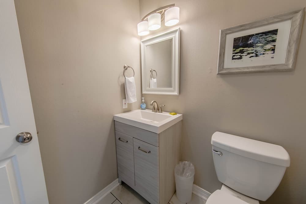 Photo of Bathroom in Gulfview Heights