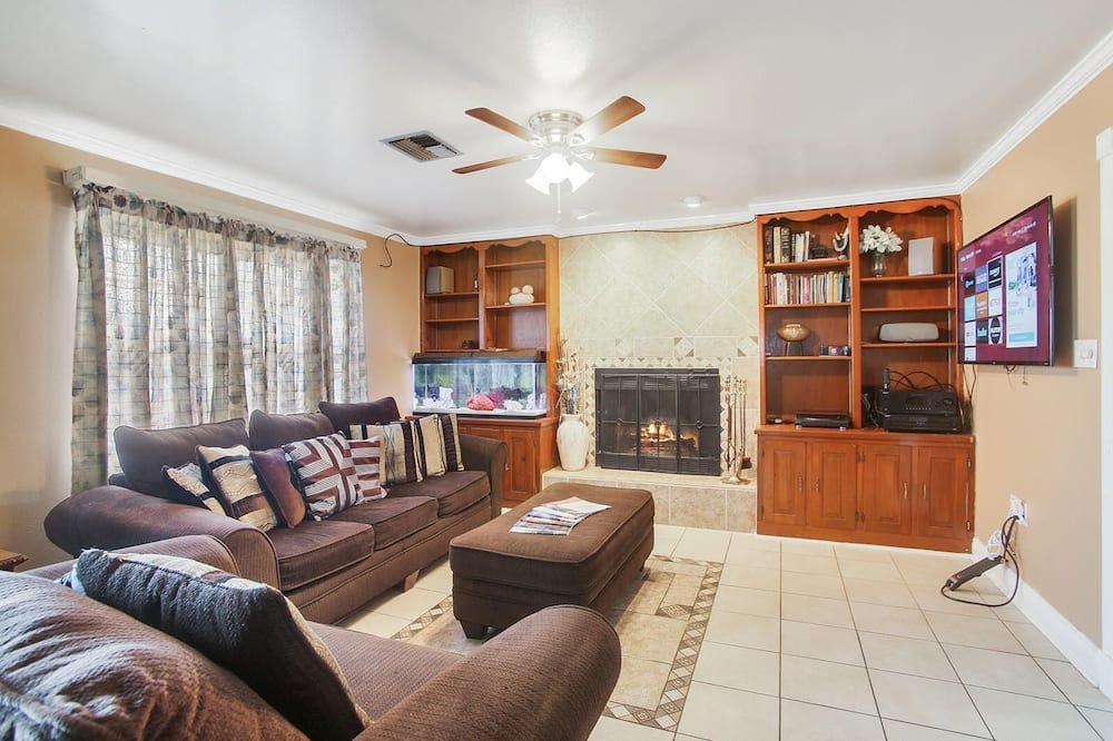 Photo of Livingroom in Old Aurora