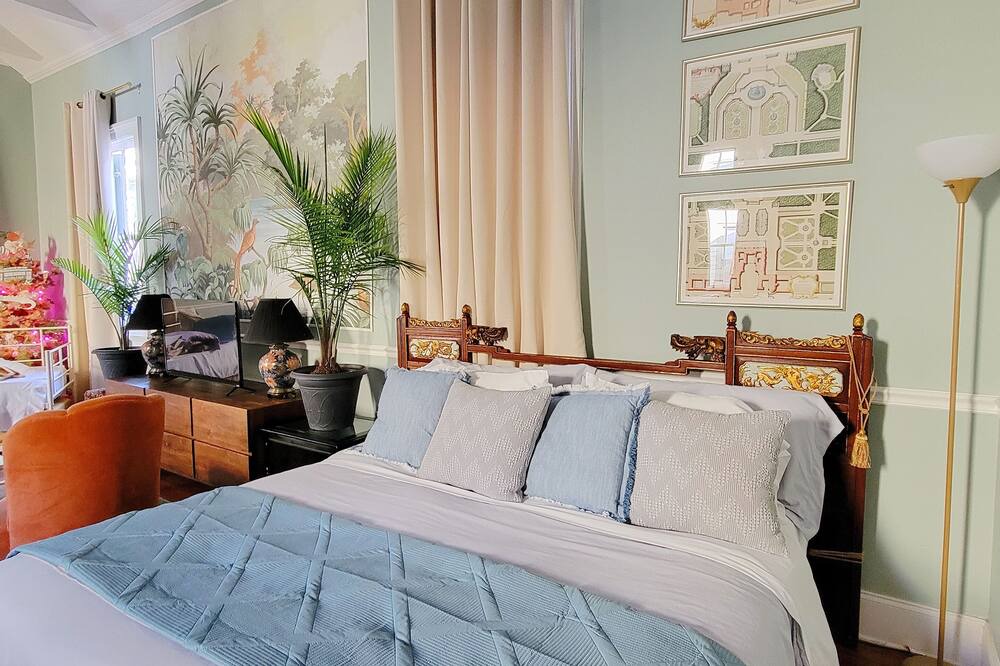 Photo of Bedroom in Algiers Point