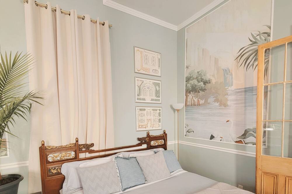 Photo of Bedroom in Algiers Point