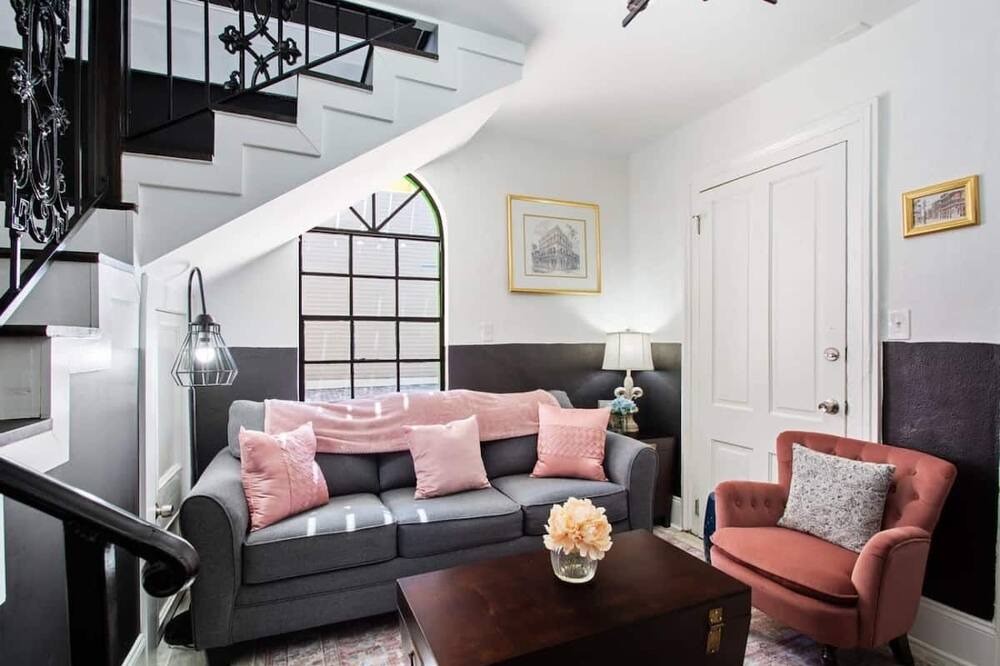 Photo of Livingroom in Seventh Ward