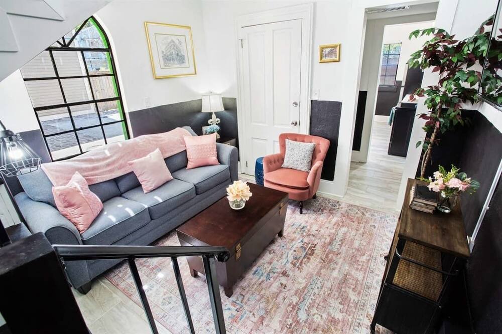 Photo of Livingroom in Seventh Ward