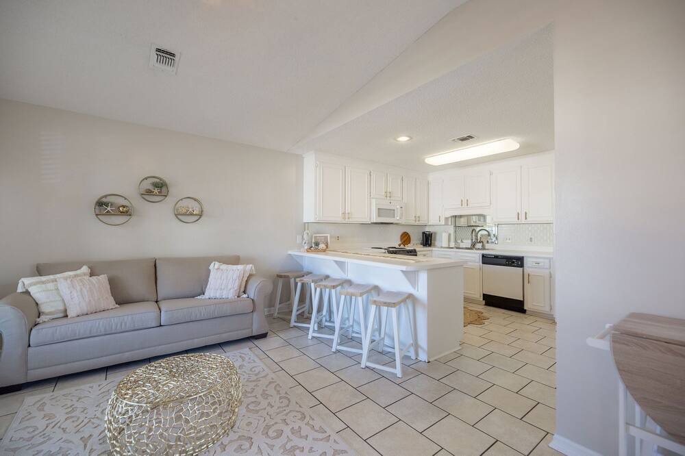 Photo of Livingroom in Summer Breeze
