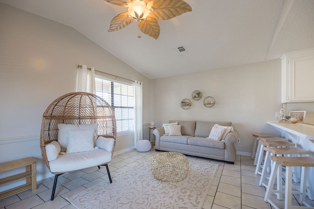 Photo of Livingroom in Summer Breeze