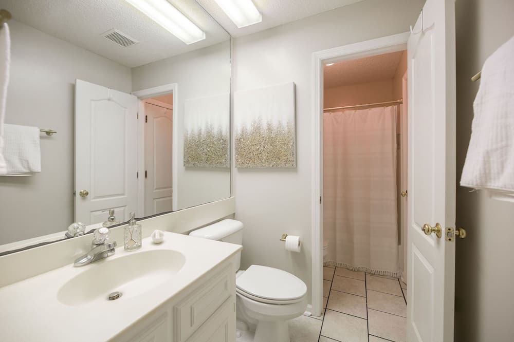 Photo of Bathroom in Summer Breeze