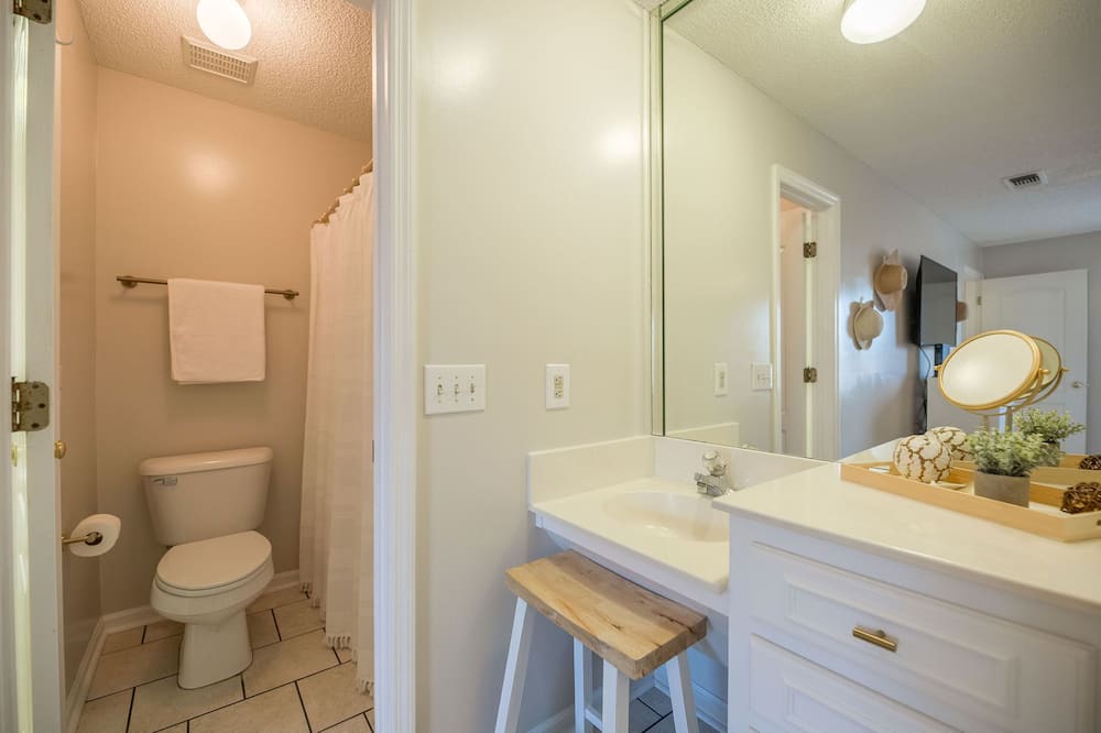 Photo of Bathroom in Summer Breeze