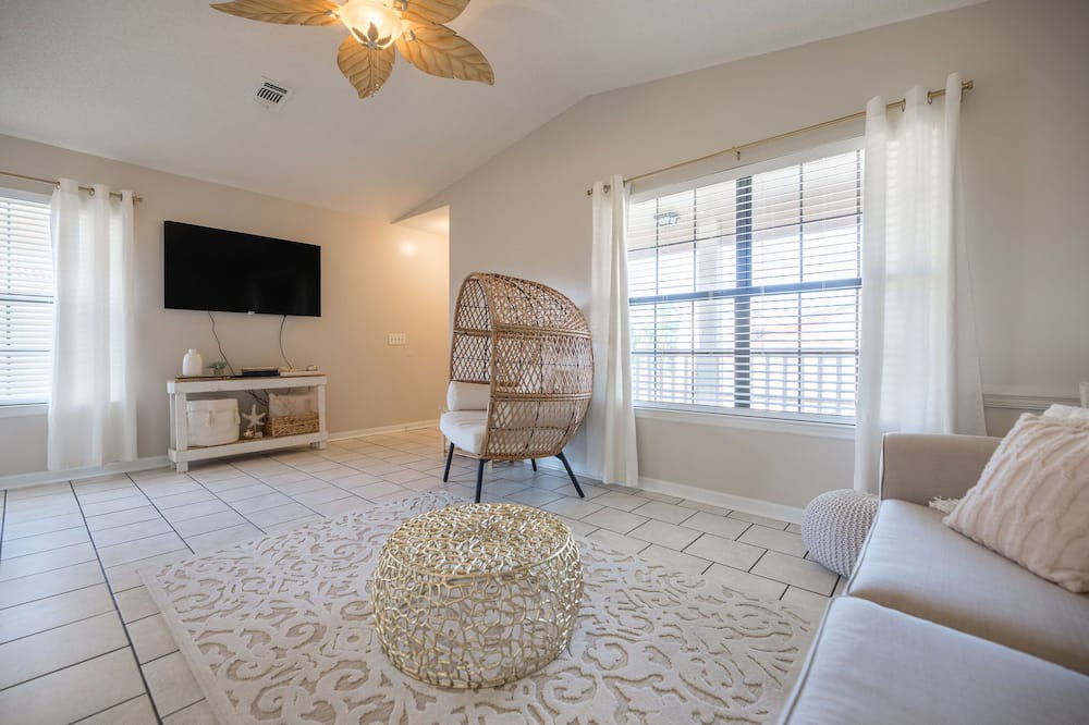 Photo of Livingroom in Summer Breeze