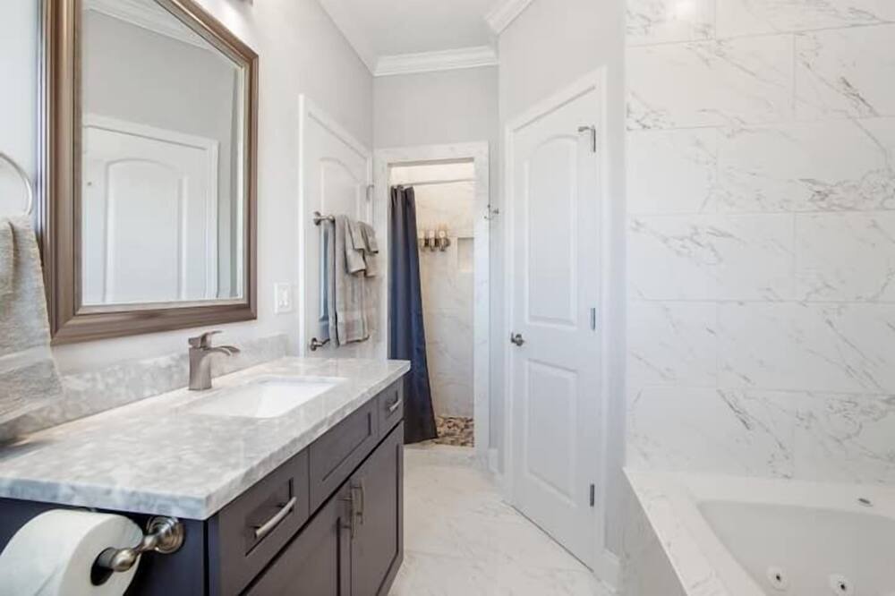 Photo of Bathroom in Tulane - Gravier
