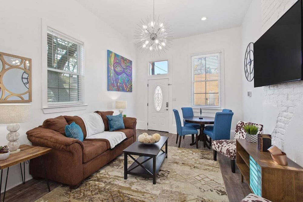 Photo of Livingroom in Mid-City