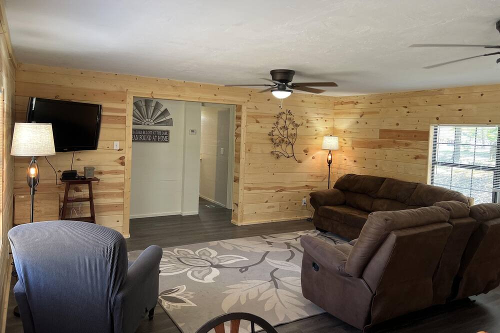 Photo of Livingroom in Bronson