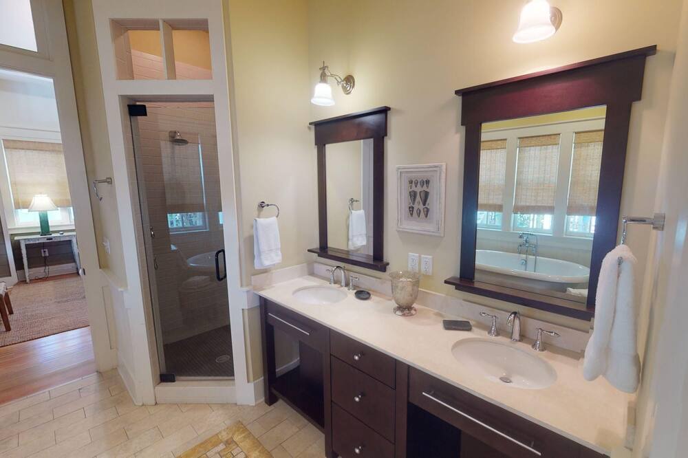 Photo of Bathroom in Beach District