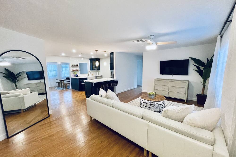 Photo of Livingroom in Willoughby Acres
